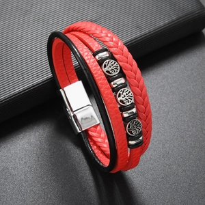 Détail du bracelet en cuir tressé rouge et noir avec perles Arbre de Vie et fermoir magnétique