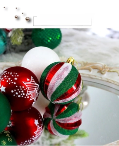 Detaillierte Makroansicht verschiedener rot, grün und weiß glitzernder Weihnachtskugeln