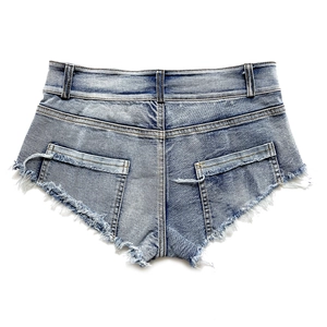 Dettaglio degli shorts in denim blu a vita alta con frange consumate e bordi a vivo