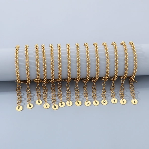 Set aus 14K vergoldeten Edelstahlarmbändern mit Perlen und Alphabet-Anhängern von M bis Z