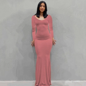 Primer plano de vestido largo ajustado color malva en punto elástico con manga larga