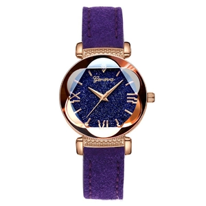 Detalle del reloj Geneva con esfera de cielo estrellado y correa de color violeta