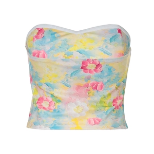 Détail du haut bandeau court à imprimé floral montrant les motifs colorés