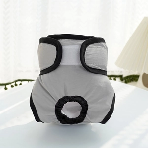 Détail de culotte hygiénique grise pour chien avec ouverture de queue et velcro ajustable