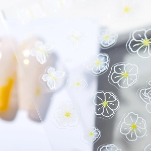 Autocollants nail art floraux avec papillons blancs et motifs de fleurs aux touches jaunes