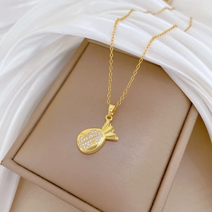 Collier sac de monnaie en acier titane doré avec cristaux sur support en soie douce