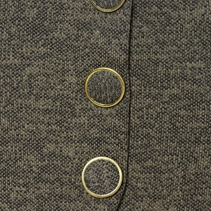 Französisches V-Ausschnitt Strickkleid in Dunkelgrün mit goldenen Ringknopf-Details