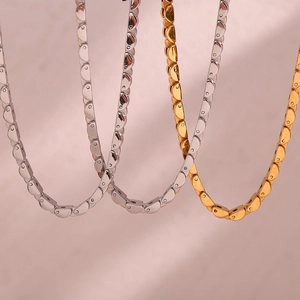Detail view of 6mm stainless steel D-link chain in gold and silver plating
