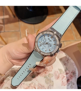 Détail de la montre à quartz Dinini bleu clair avec lunette en diamant et bracelet silicone