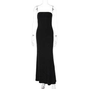Gros plan sur une robe de soirée bustier noire ornée de strass brillants et coupe ajustée