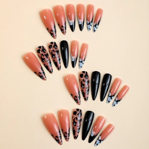 Faux ongles stiletto Halloween avec pointes françaises noires et motifs fantômes