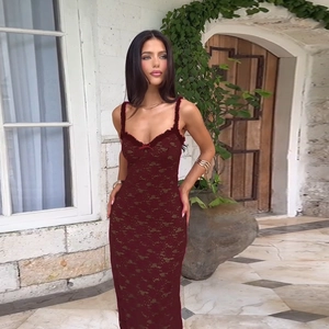 Detailaufnahme der weinroten Spitze und Blumenstruktur auf dem figurbetonten Abendkleid