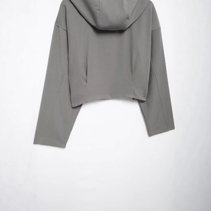Veste à capuche grise zippée pour femme en tissu tricoté avec vue de l'arrière