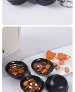 Makroaufnahme von Miniatur Hühnersuppe Lebensmittel Modell Schlüsselanhänger mit Glanz