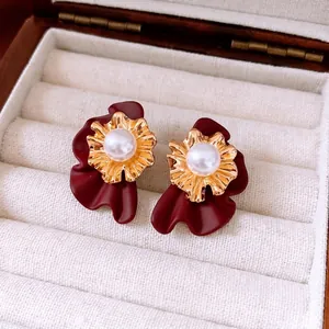 Boucles d'oreilles fleurs bordeaux rétro avec plaquage or et perle dans un coffret