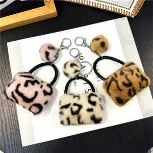 Plüsch-Schlüsselanhänger mit Leopardenmuster in Rosa, Beige und Braun mit goldenem Karabiner
