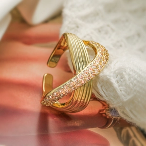 18K gold-plated crossover geometric ring featuring sparkling cubic zirconia stones