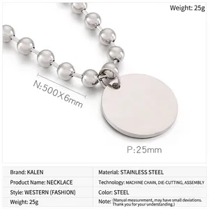 Détail macro d'un collier à billes et d'un pendentif rond avec les spécifications