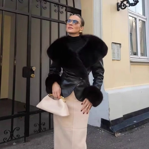 Veste en cuir noir pour femme avec col en fourrure et manches longues, style élégant