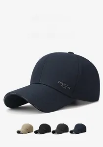 Détail de casquette de baseball avec lettrage latéral et différentes options de couleur