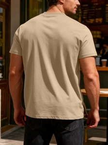 Dettaglio ravvicinato della trama a nido d'ape beige sul retro della maglietta da uomo