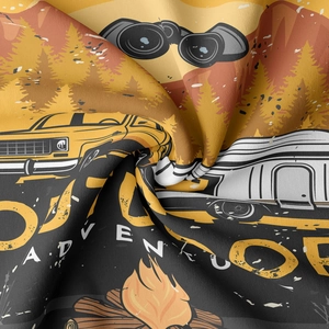 Détail de la texture du tissu doux avec motifs de camping vintage et texte d'aventure