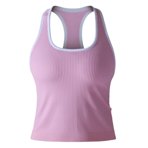 Détail d'un débardeur de sport rose côtelé avec passepoil blanc et maille à texture fine