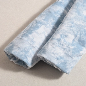 Détail du tissu tie-dye bleu et blanc avec texture matelassée de haute qualité sur veste