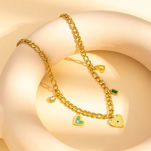 Collier chaîne Figaro dorée avec pendentifs cœur coloré, œil bleu et pierres