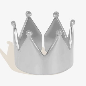 Detail of 304 stainless steel crown ring featuring polished silver finish and open band