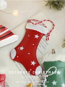 Detail der roten Weihnachtssocken-Deko mit weißen Sternen und Kordelaufhänger