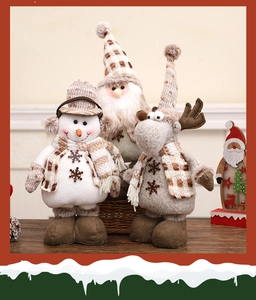 Detailansicht der Strick- und Plüschtexturen von Weihnachtsmann-, Schneemann- und Rentierpuppen