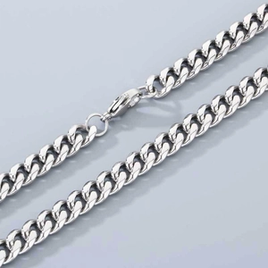 Detailansicht der silbernen Edelstahl-Cuban-Kette mit sicherem Karabinerverschluss