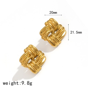 Golden square knot earrings in stainless steel with striped texture and 20mm diameter