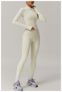 Détail du haut de yoga crème à manches longues et du legging taille haute avec poches latérales