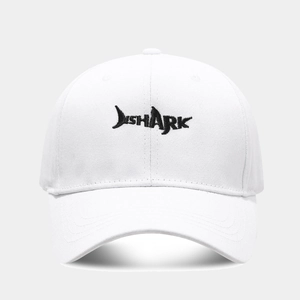 Detailaufnahme der weißen Baumwoll-Basecap mit schwarzer SHARK-Stickerei