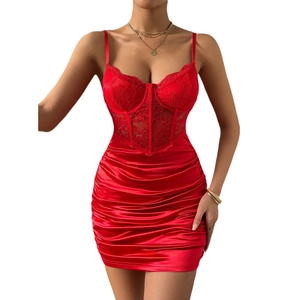 Mini robe corset rouge avec patchwork de dentelle, baleines et finition satin froncée
