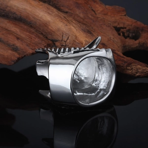 Bague gothique en métal argenté avec textures en relief sur bois flotté et miroir noir