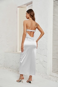 Vista posteriore dettagliata dell'abito lungo in raso bianco con elegante design schiena nuda