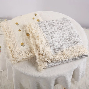 Λεπτομερής προβολή της βαμβακερής βρεφικής κουβέρτας με σχέδιο λεμόνι και κρόσσια