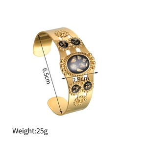 Détail du bracelet manchette doré avec incrustation noire montrant dimensions et poids