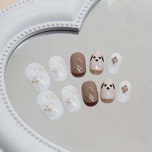 Unghie finte per bambini con cuccioli e rombi nelle tonalità del caffè crema