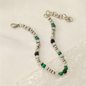 Dettaglio del bracciale con perline in turchese e pietra vulcanica e chiusura regolabile