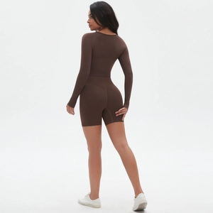 Detail der nahtlosen Scrunch-Butt-Formung an den braunen High-Waist-Yoga-Shorts