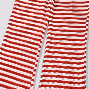Détail de la texture du tissu en maille rayé rouge et blanc pour ensemble d'été