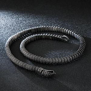 Nahaufnahme der Vintage Edelstahl Schlangenkette mit strukturierten Drachenschuppen