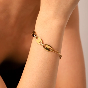 Dettaglio del bracciale in acciaio inossidabile placcato oro 18k con maglie a naso di maiale