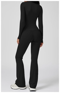 Vue arrière d'un ensemble de yoga noir à manches longues et pantalon évasé sur mannequin