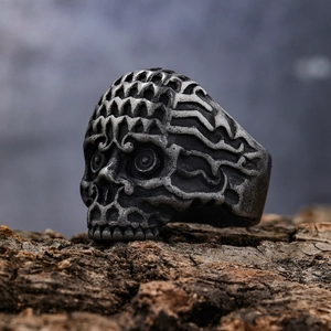 Retro-Totenkopfring aus Edelstahl mit Vintage-Silber-Finish auf dunkler Baumrinde