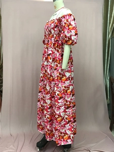 Detalle del vestido largo floral rosa con corpiño elástico y mangas abullonadas